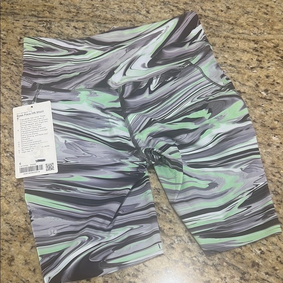 lululemon athletica Green and Black Bike Shorts High-Rise Moisture-Wicking - Picture 5 of 6